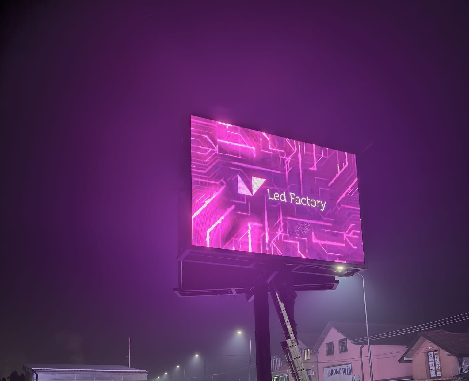 Moderni digitalni LED bilbord na prometnoj lokaciji u Loznici